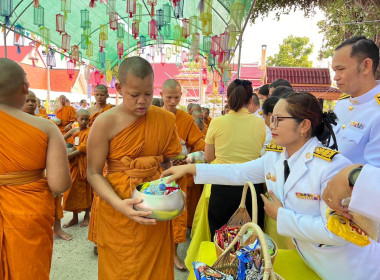 ร่วมพิธีสวดพระพุทธมนต์และพิธีทำบุญตักบาตรถวายพระราชกุศลเนื่องใน &quot;วันคล้ายวันสวรรตคตสมเด็จพระนเรศวรมหาราช&quot; ประจำปี 2567 ... พารามิเตอร์รูปภาพ 4