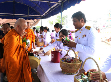 ร่วมพิธีทำบุญตักบาตรถวายพระราชกุศล ... พารามิเตอร์รูปภาพ 17