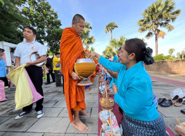 โครงการรณรงค์แต่งกายด้วยผ้าไทยใส่บาตร พารามิเตอร์รูปภาพ 2