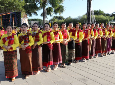 ร่วมพิธีเปิดและร่วมกิจกรรมรำเฉลิมฉลอง 242 ปี จังหวัดศรีสะเกษ พารามิเตอร์รูปภาพ 8