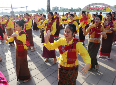 ร่วมพิธีเปิดและร่วมกิจกรรมรำเฉลิมฉลอง 242 ปี จังหวัดศรีสะเกษ พารามิเตอร์รูปภาพ 10