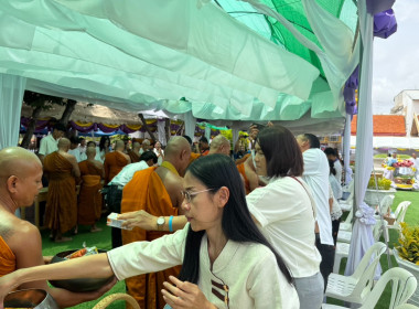 ร่วมทำบุญตักบาตรและถวายภัตตาหารเพล พารามิเตอร์รูปภาพ 6