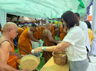 ร่วมทำบุญตักบาตรและถวายภัตตาหารเพล พารามิเตอร์รูปภาพ 2