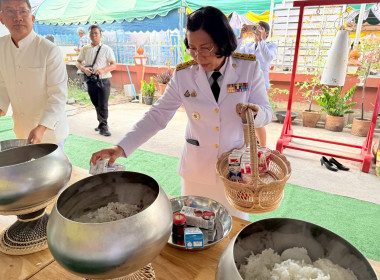 ร่วมพิธีทำบุญตักบาตร และฟังธรรมเทศนา เนื่องในวันวิสาขบูชา พารามิเตอร์รูปภาพ 9