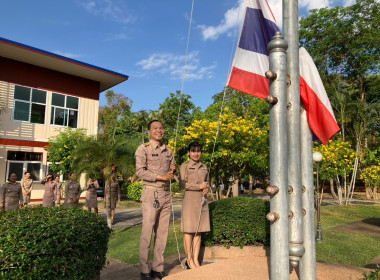 ร่วมเข้าแถวเคารพธงชาติ และ ร้องเพลงชาติไทย สวดมนต์ไหว้พระ ... พารามิเตอร์รูปภาพ 1