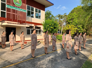 ร่วมเข้าแถวเคารพธงชาติ และ ร้องเพลงชาติไทย สวดมนต์ไหว้พระ ... พารามิเตอร์รูปภาพ 3