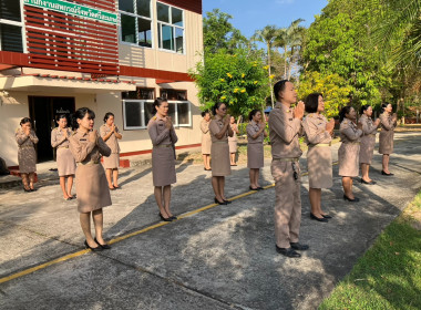 ร่วมเข้าแถวเคารพธงชาติ และ ร้องเพลงชาติไทย สวดมนต์ไหว้พระ ... พารามิเตอร์รูปภาพ 4