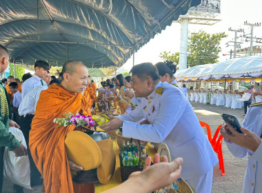 ร่วมพิธีทำบุญตักบาตรถวายพระราชกุศล พารามิเตอร์รูปภาพ 1